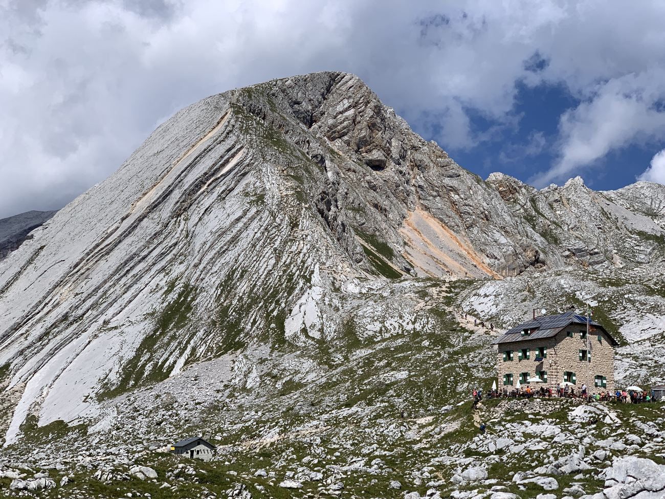 Rifugio Biella under Croda del Becco