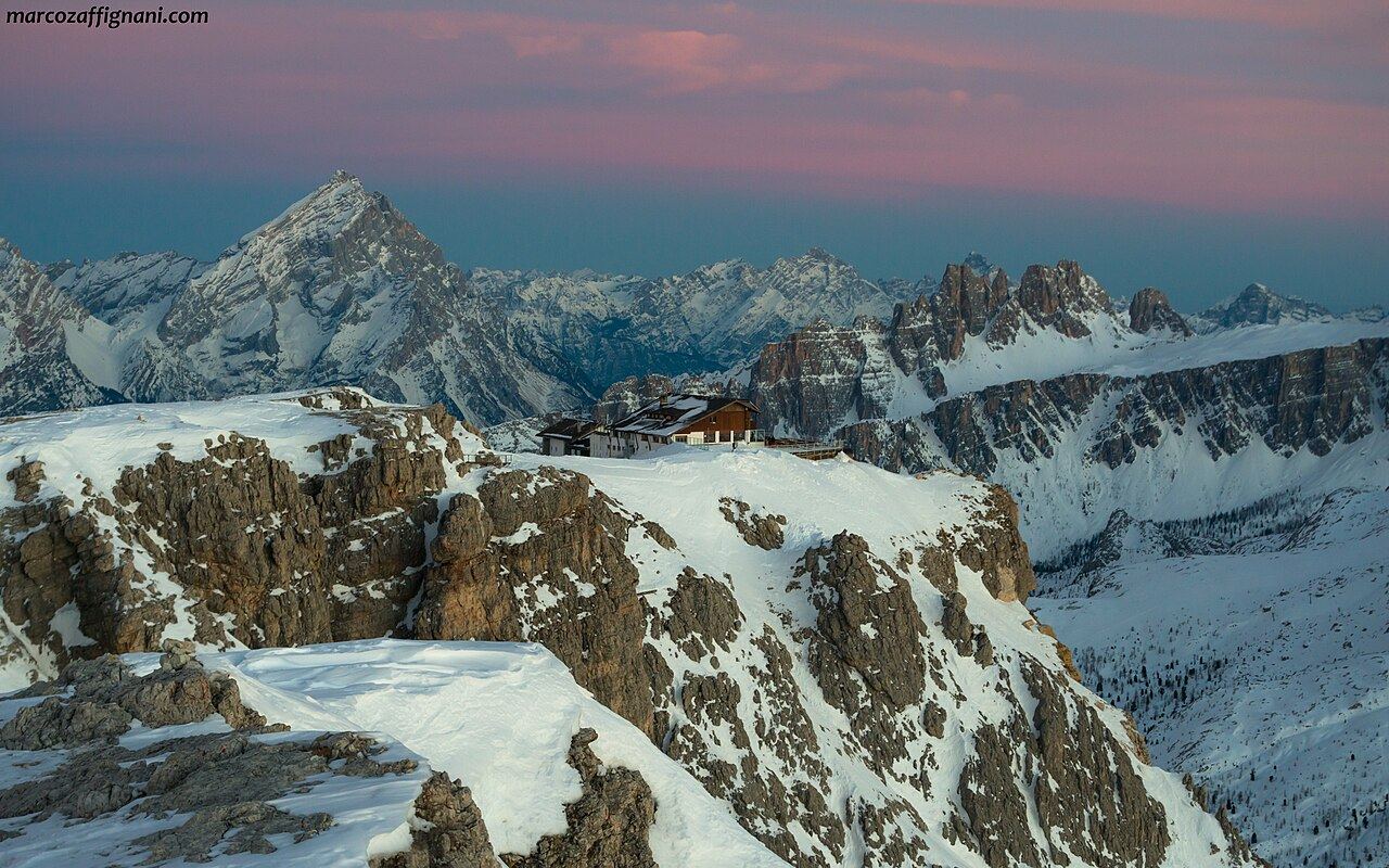 Rifugio Lagazuoi at last light