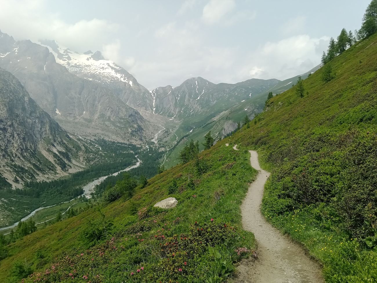 The balcony path above Courmayeur